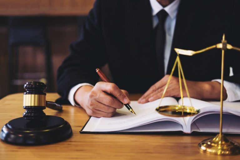 Navigating the Maze: Finding the Right Chapter 7 Bankruptcy Lawyer in Your Area
