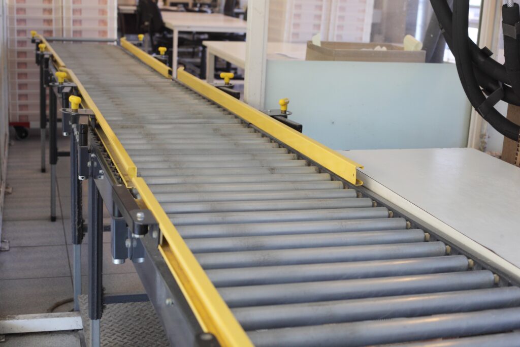 How does a conveyor belt machine work