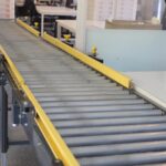 How does a conveyor belt machine work